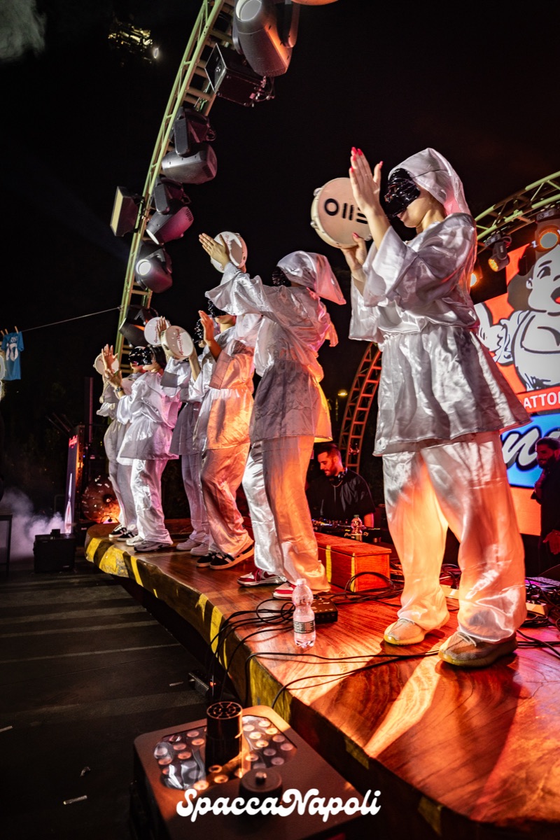 La fila di Pulcinella con le tammorre che animano il palco