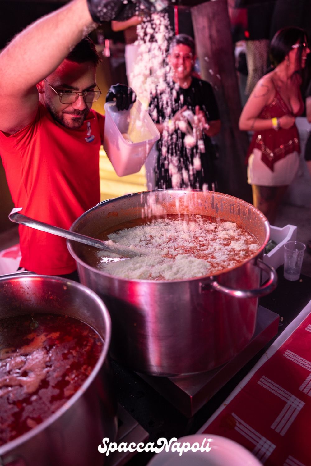 La pasta cucinata dal vivo con la spolverata di formaggio, luci rosse