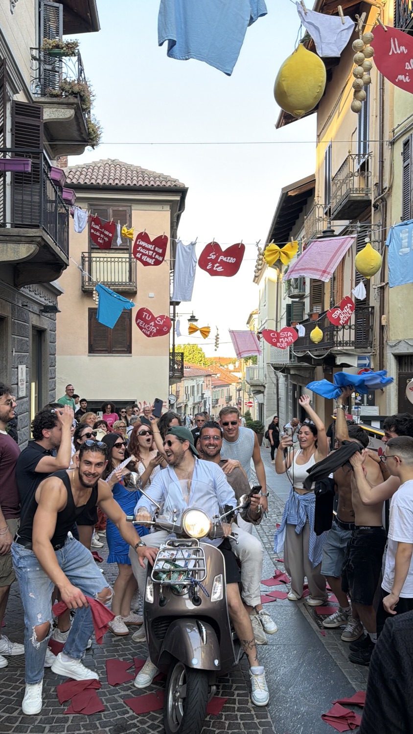 La Vespa in mezzo alla via piena di gente