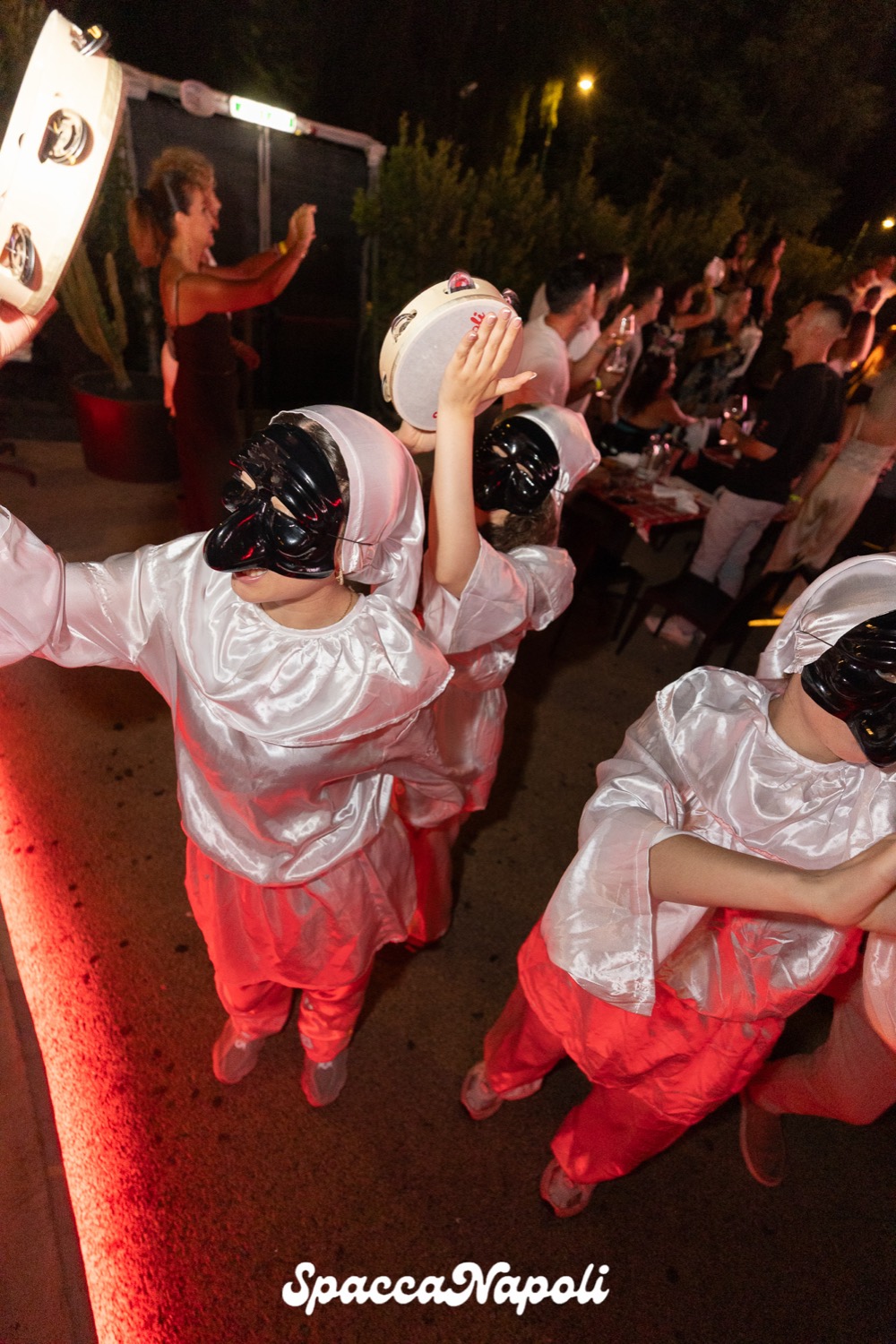 I ballerini in maschera di Pulcinella con le tammorre